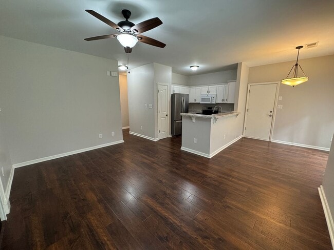 Building Photo - Move-in Ready! **Move-in Special** $250 of...