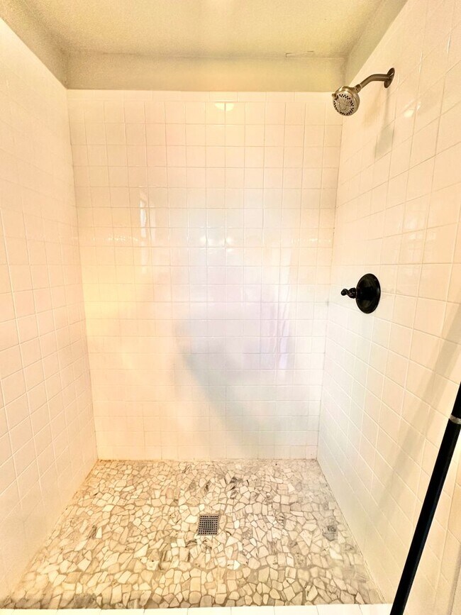 Building Photo - 4 Bed Spacious Midwest city House - Move in Deposit-Free! (If Qualified)