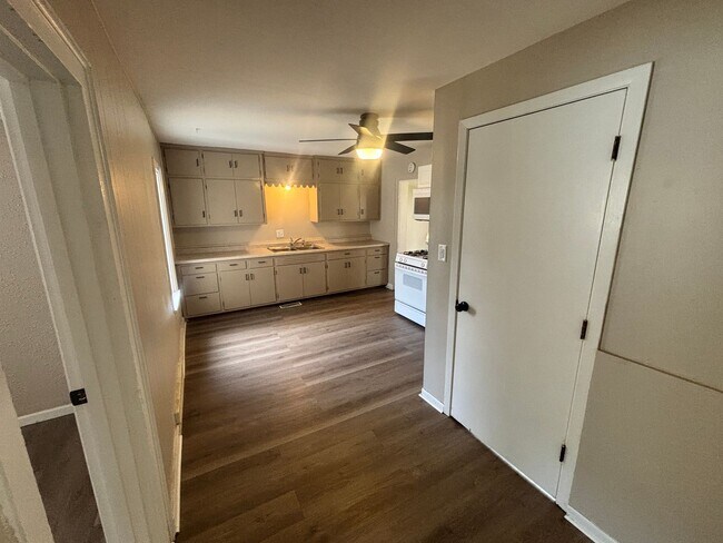 Building Photo - Spacious 2 Bedroom w/ Private Patio