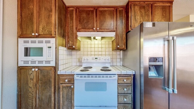 Building Photo - Well Maintain West Side Single Story 3 bedroom 2 bathroom home with 2 car garage