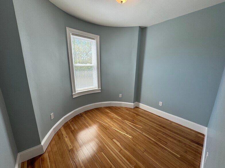 Building Photo - 116 Holland St