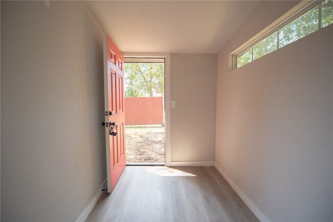 Building Photo - 107 N Banks St