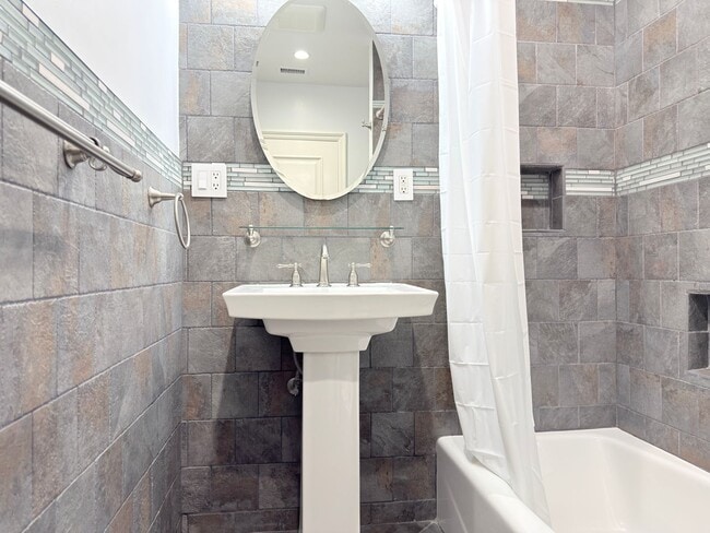 Building Photo - Upgraded 2-Bedroom Home with Garage & Enclosed Yard.