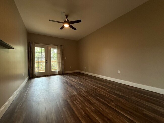 Building Photo - Effortless Comfort with a Touch of Luxury