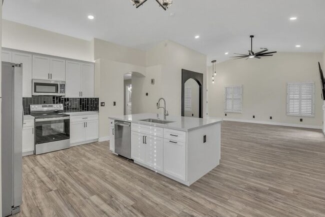 Building Photo - 3283 E Bonanza Rd