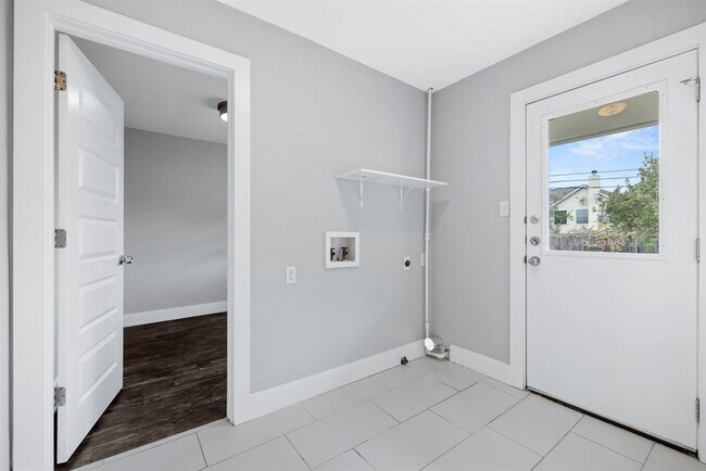 Building Photo - 3910 Hillside Dr