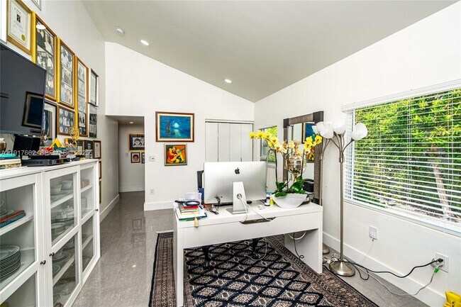 Building Photo - 1360 SW 16th St