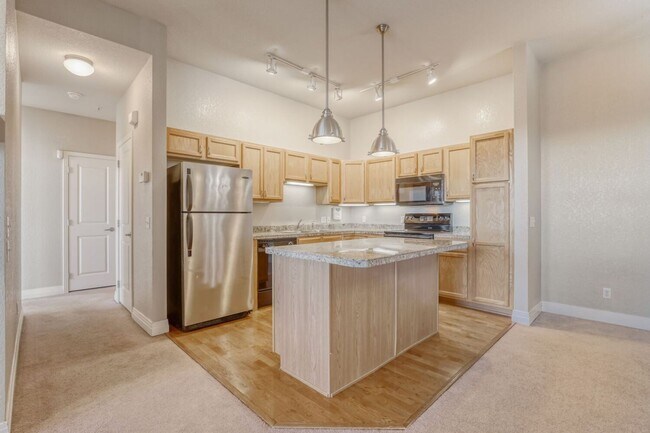 Building Photo - Beautiful Move in Ready- 3rd-floor condo in the heart of Mayfair-Lowry- $500 off 1st months rent!