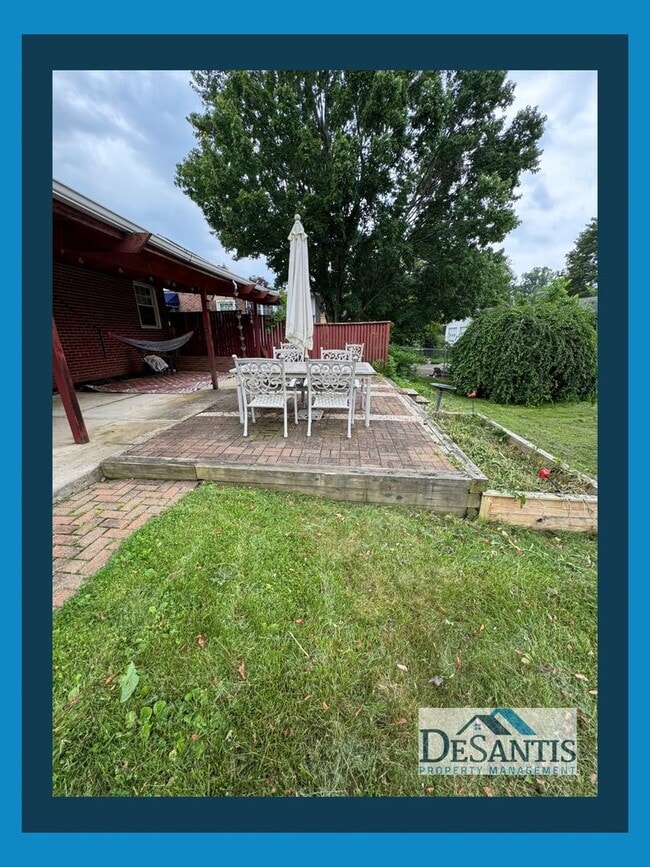 Building Photo - Charming 2-Bedroom Home with Private Backy...