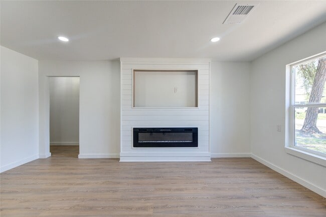 Building Photo - 6725 Madrid St