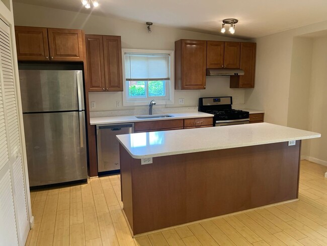 Building Photo - Spacious Split Level