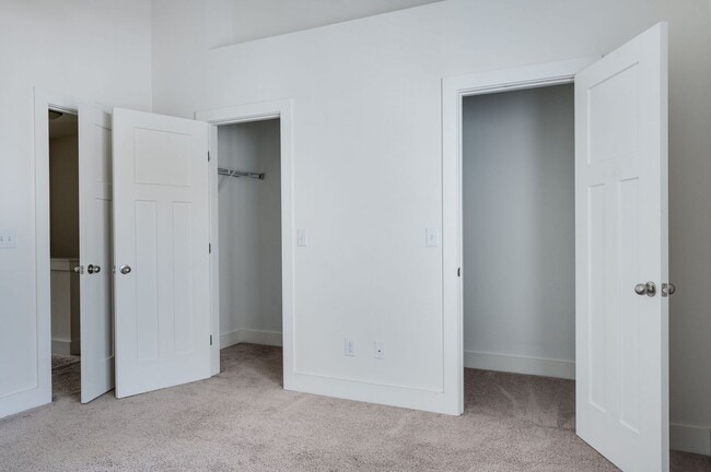 Building Photo - Beautiful 2BE/2.5BA townhouse located in the very desirable Nations!