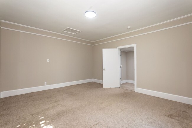 Building Photo - Recently Renovated Three bedroom Home!