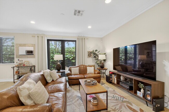 Building Photo - 320 Via Villagio