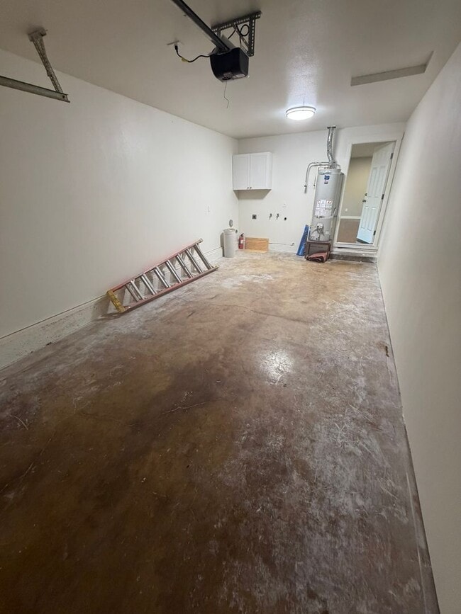 Building Photo - Large Updated 2 Bedroom with New Appliances!