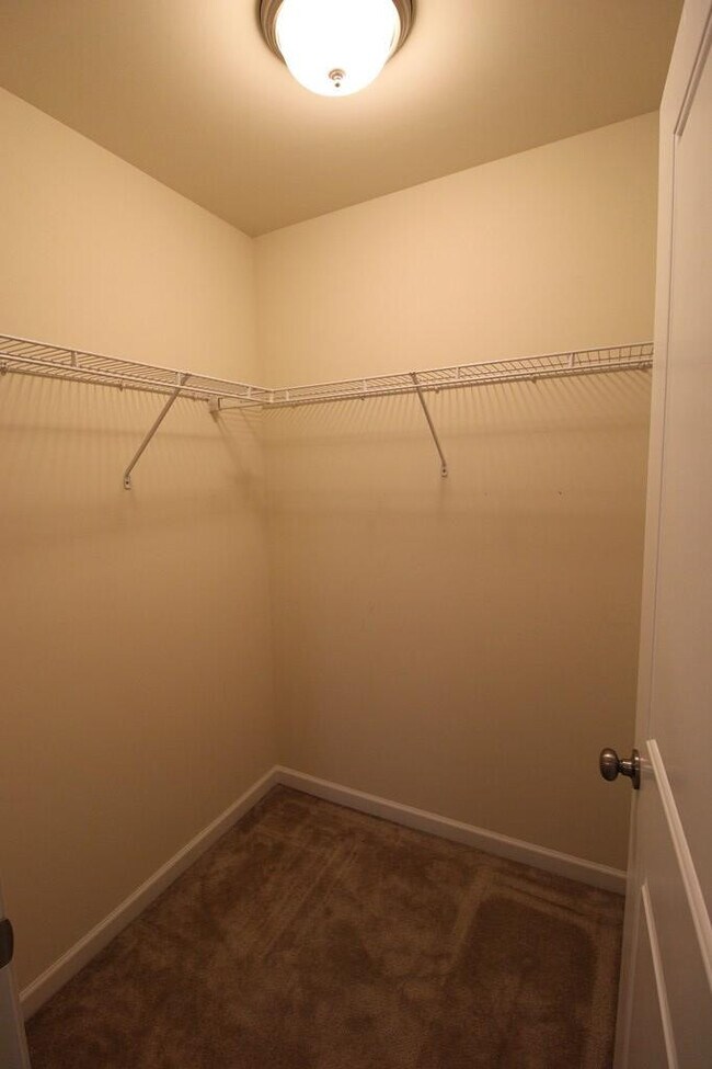 Building Photo - 870 Cormier Dr