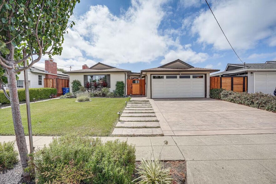 Building Photo - 1338 Thais Ln