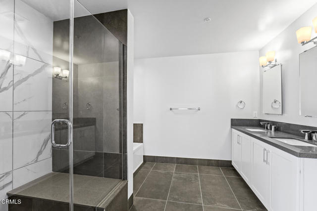 Building Photo - 2000 Lake Ave