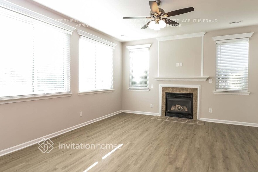 Building Photo - 17311 Commons Crossing Dr