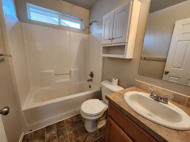 Building Photo - Nice newer 3 bedroom