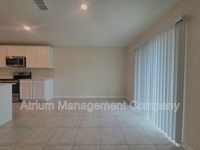 Building Photo - 327 Macarthur St