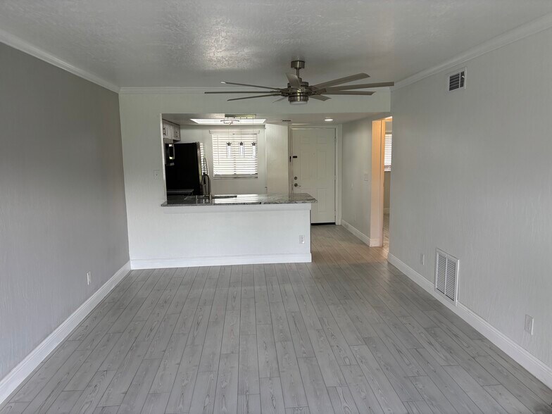 Building Photo - 1704 University Ln