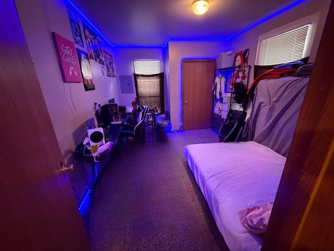Building Photo - 3 Bed 1 Bath close to UWEC and downtown! Available August-May