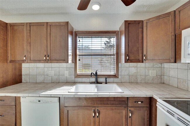 Building Photo - 202 Bedford Trail