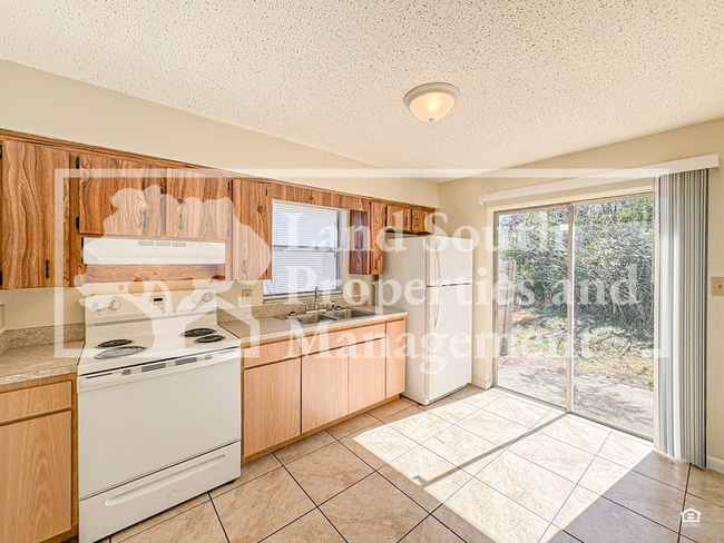 Building Photo - 5859 Charlton Dr