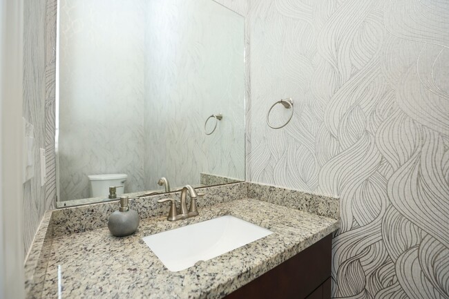 Building Photo - 2212 Stuart St