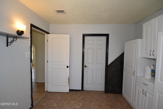 Building Photo - 304 Maricela Dr