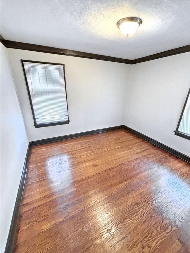 Building Photo - Charming 2-Bedroom Home with Garage and Co...