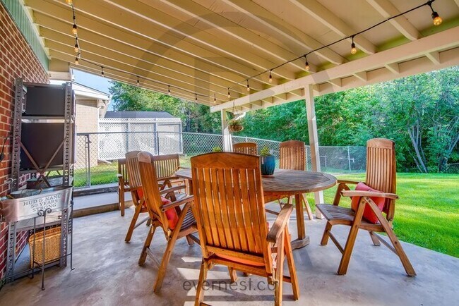 Building Photo - 4-Bed/3-Bath Home/Available Soon!