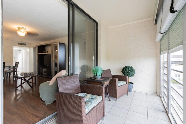 Building Photo - 2811 Somerset Dr