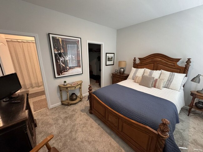 Building Photo - Fully Furnished Water front Community
