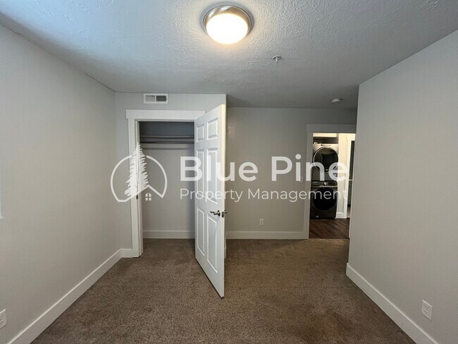 Building Photo - 1420 E 17th St