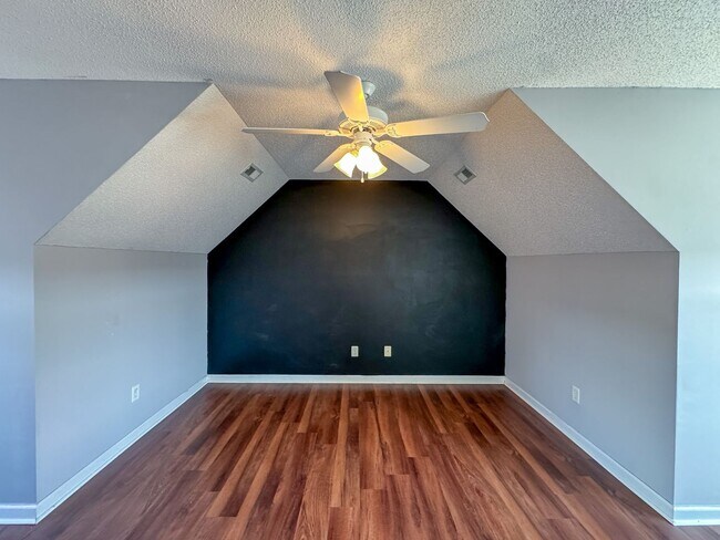 Building Photo - Beautiful 4 Bed 2.5 Bath Home with Fenced Backyard