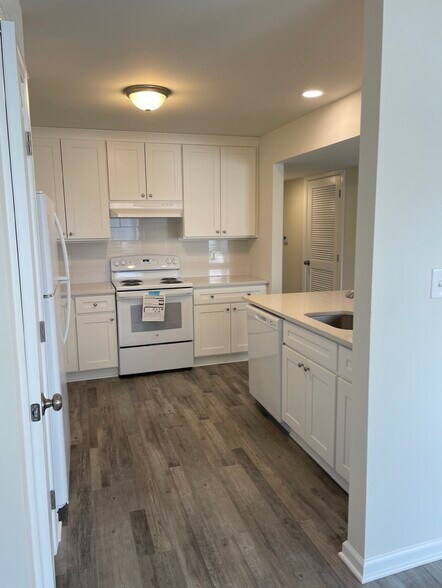 kitchen - 160 Rockleigh Dr