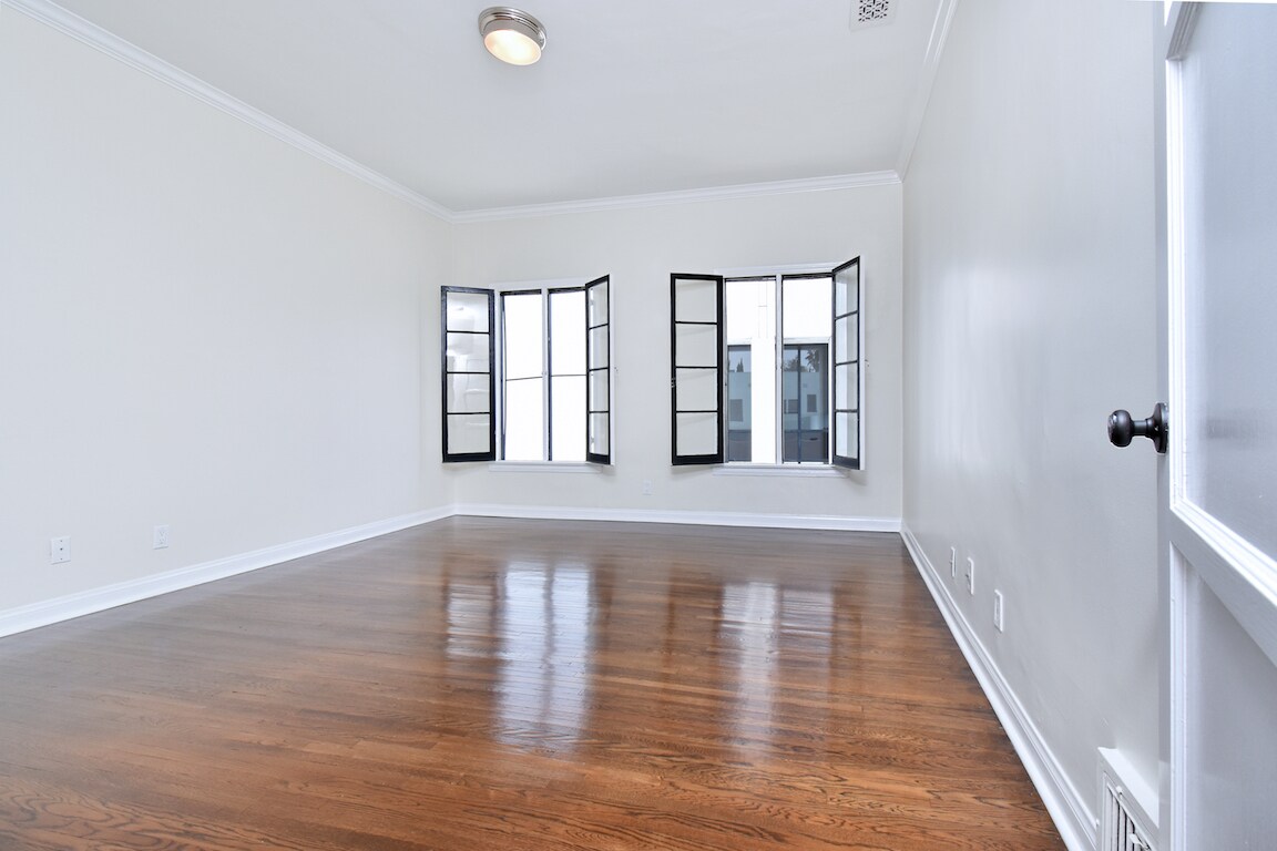 Building Photo - 724 S Genesee Ave