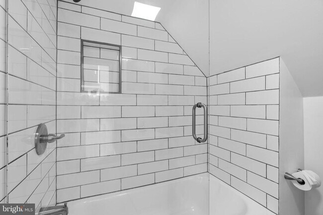 Building Photo - 715 Anderson Ave