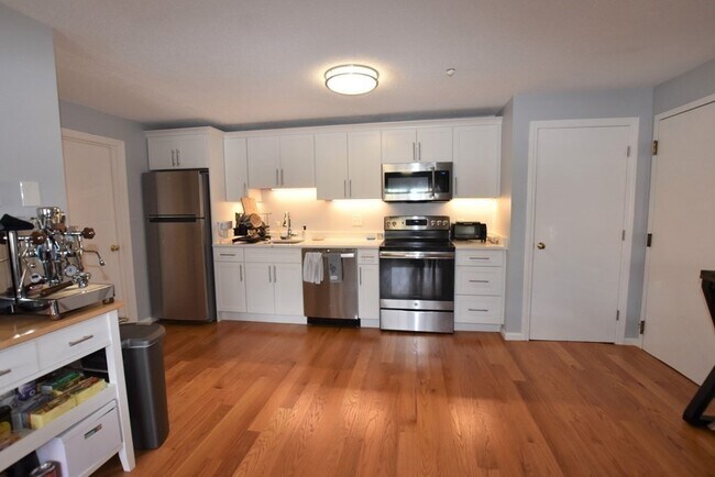 Building Photo - 88 Charles St