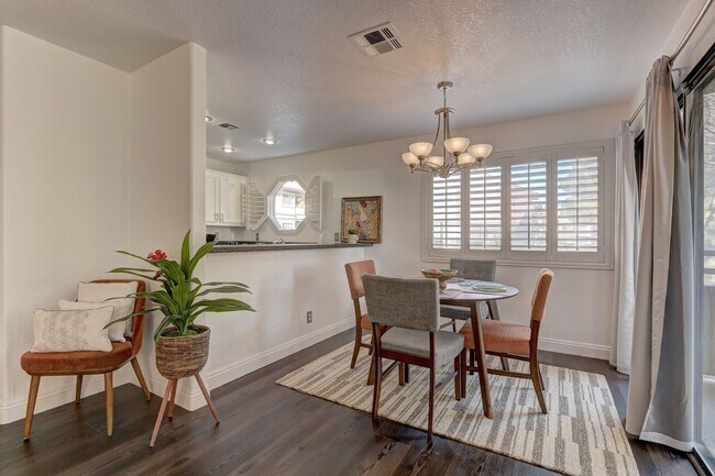 Building Photo - Fully furnished Condo in a great location!
