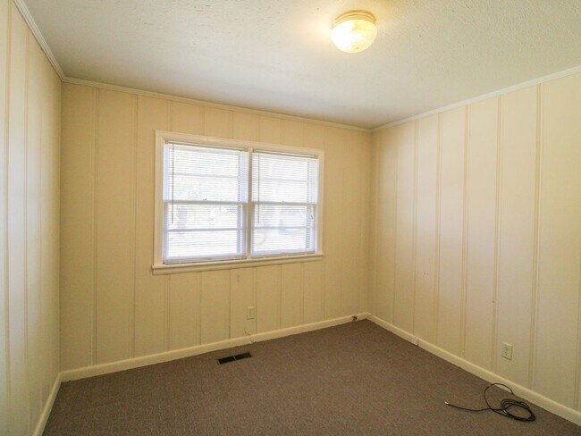 Building Photo - Nice brick home located on corner lot in Athens City!