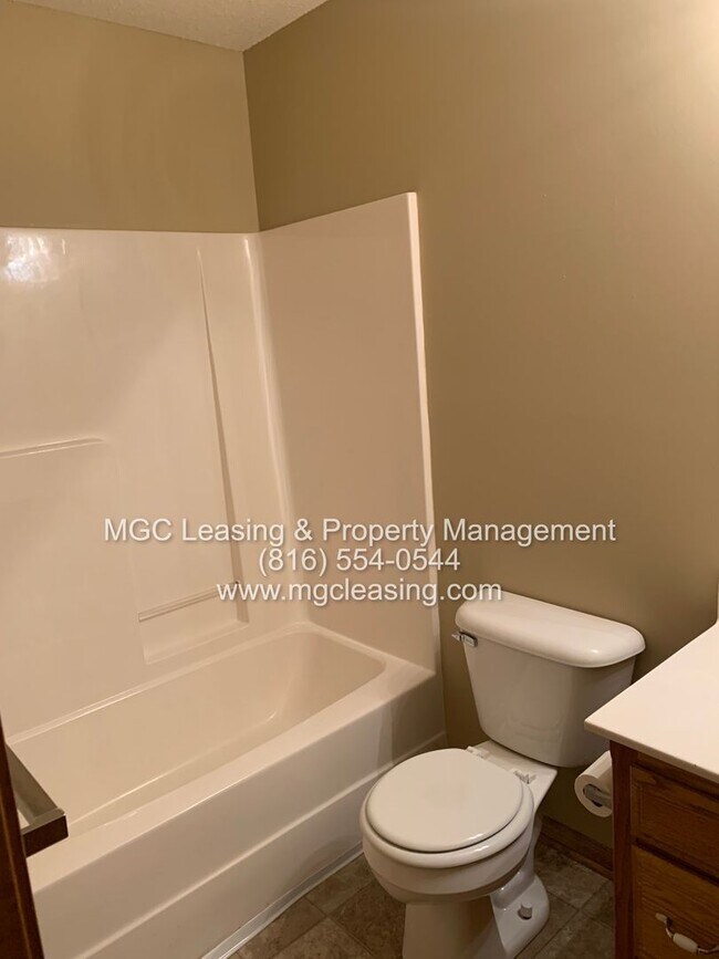 Building Photo - A Bright, Comfortable Split-Level Home in a Convenient Raymore Location - Available April 24