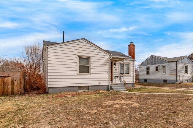 Building Photo - "Charming 3-Bed, 2-Bath Haven in Englewood – 1,499 Sq Ft of Comfort!"