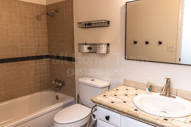 Building Photo - 1312 Roger Cir