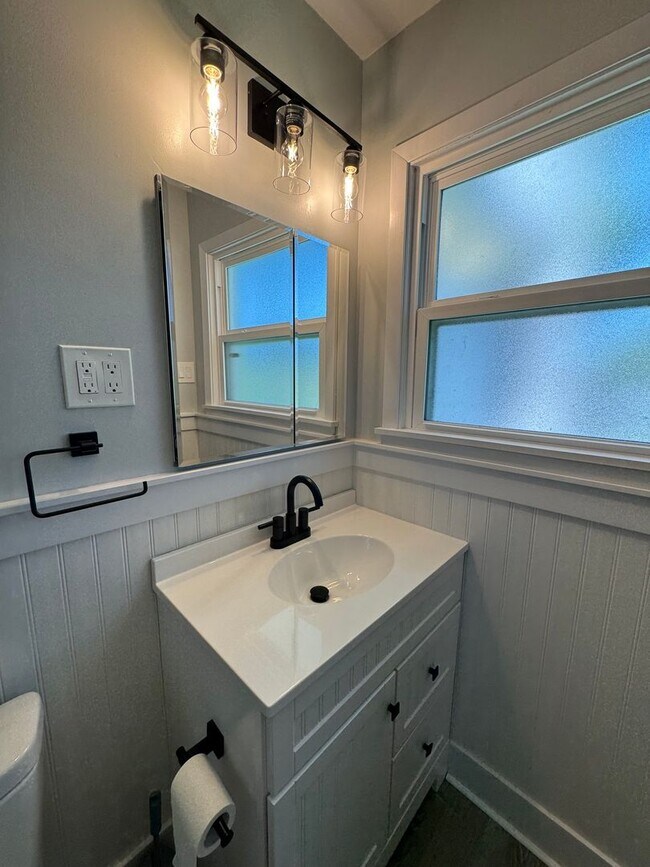 Building Photo - Beautifully Renovated 3 Bedrom