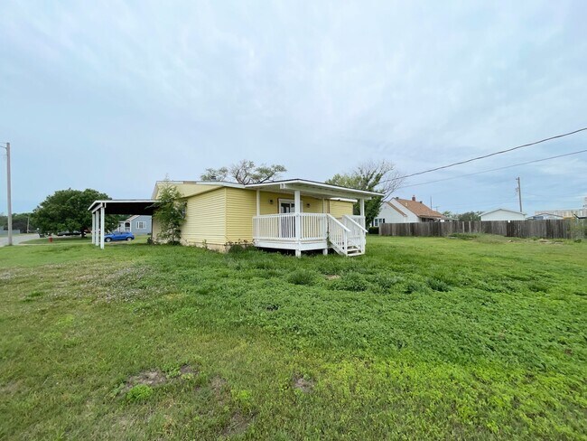 Building Photo - 3 Bed, 2 Bath in South Hutchinson