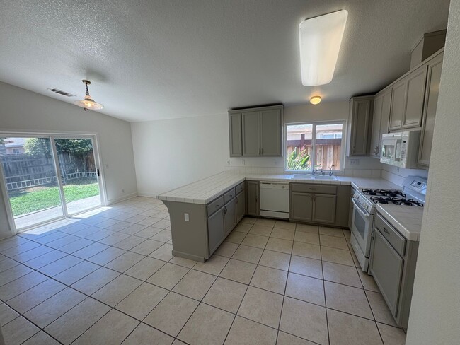 Building Photo - 3 bedroom | 2 bathroom | Single family hom...