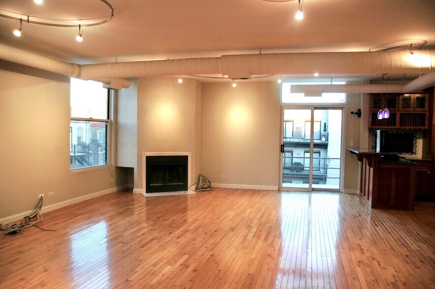 Family room with fireplace - 525 N Ada St